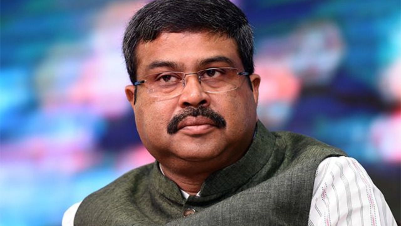 उत्कल विश्वविद्यालय से मानव विज्ञान में स्नातकोत्तर धर्मेंद्र प्रधान ने 1983 में एबीवीपी के जरिए छात्र राजनीति में कदम रखा था। वे भारतीय जनता युवा मोर्चा (BJYM) के राष्ट्रीय अध्यक्ष रहे और बाद में भाजपा के राष्ट्रीय सचिव तथा अखिल भारतीय महासचिव जैसे अहम पदों पर रहे। (Img- Pinterest)