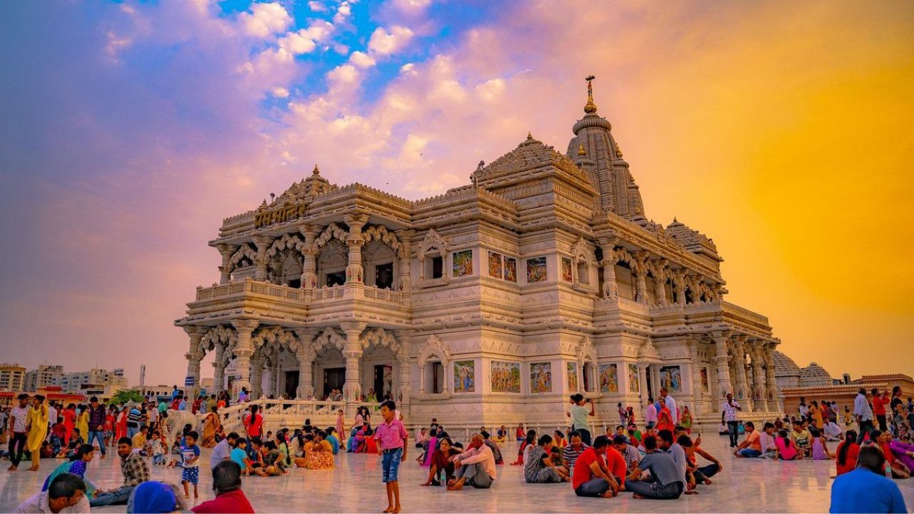 तीसरा अलौकिक धाम कान्हा की नगरी वृंदावन है। यहां की गलियों में गूंजने वाला राधे राधे का जाप और बांके बिहारी के दर्शन भक्तों को भक्ति रस में सराबोर करते हैं। प्रेम मंदिर की भव्यता और निधिवान का रहस्यमयी शांत वातावरण मन को विचलित होने से रोकता है। यहाँ की पावन धूल को माथे लगाने से परम शांति मिलती है। (Img- Pinterest)