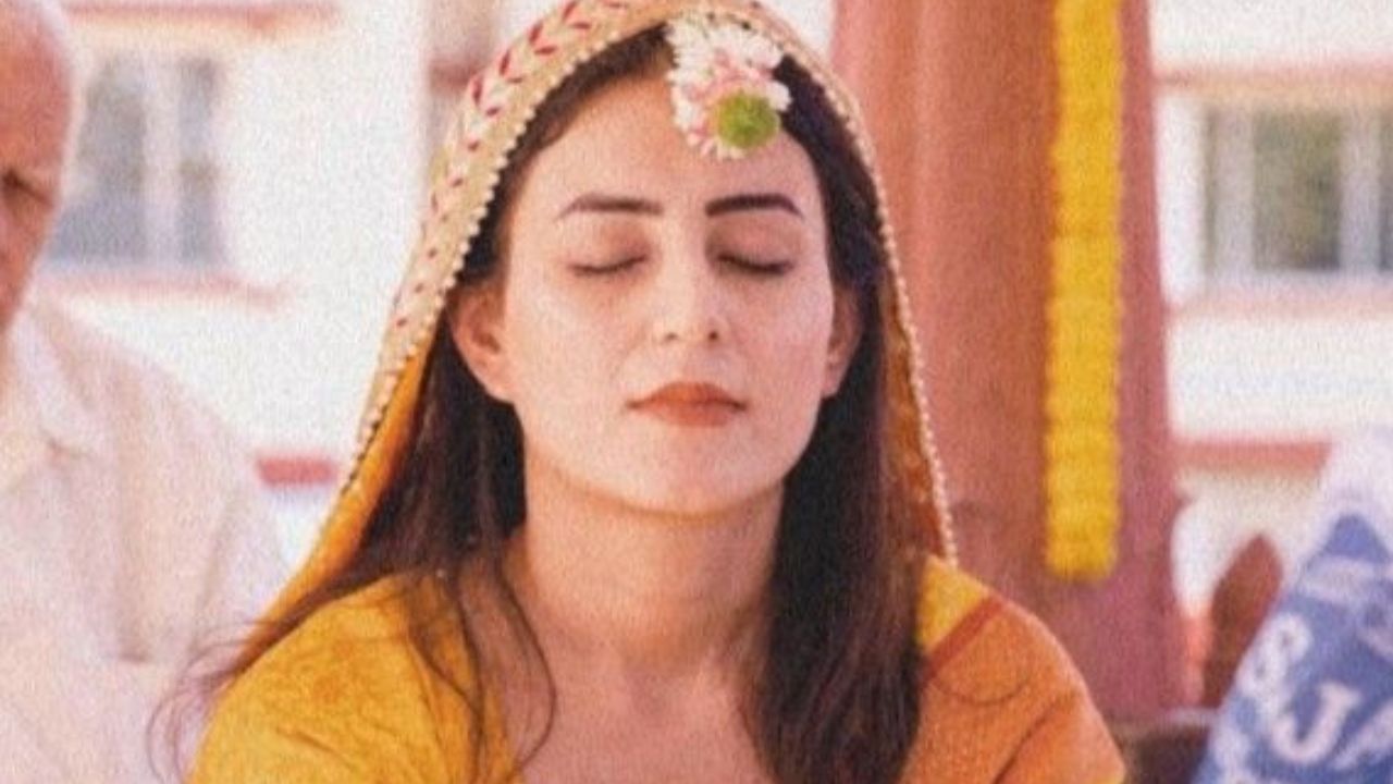 विवाह की व्यस्तता और तैयारियों के कारण दूल्हा और दुल्हन अक्सर शारीरिक थकान और मानसिक तनाव से गुजरते हैं। हल्दी की सौंधी खुशबू और उबटन की ठंडक मस्तिष्क को शांति प्रदान करती है। यह शरीर की तंत्रिकाओं को आराम देकर मानसिक थकावट को दूर भगाती है, जिससे जोड़ा अपने जीवन के इस खास और खूबसूरत अवसर का बिना तनाव के खुलकर आनंद ले पाता है। (Img- Pinterest)