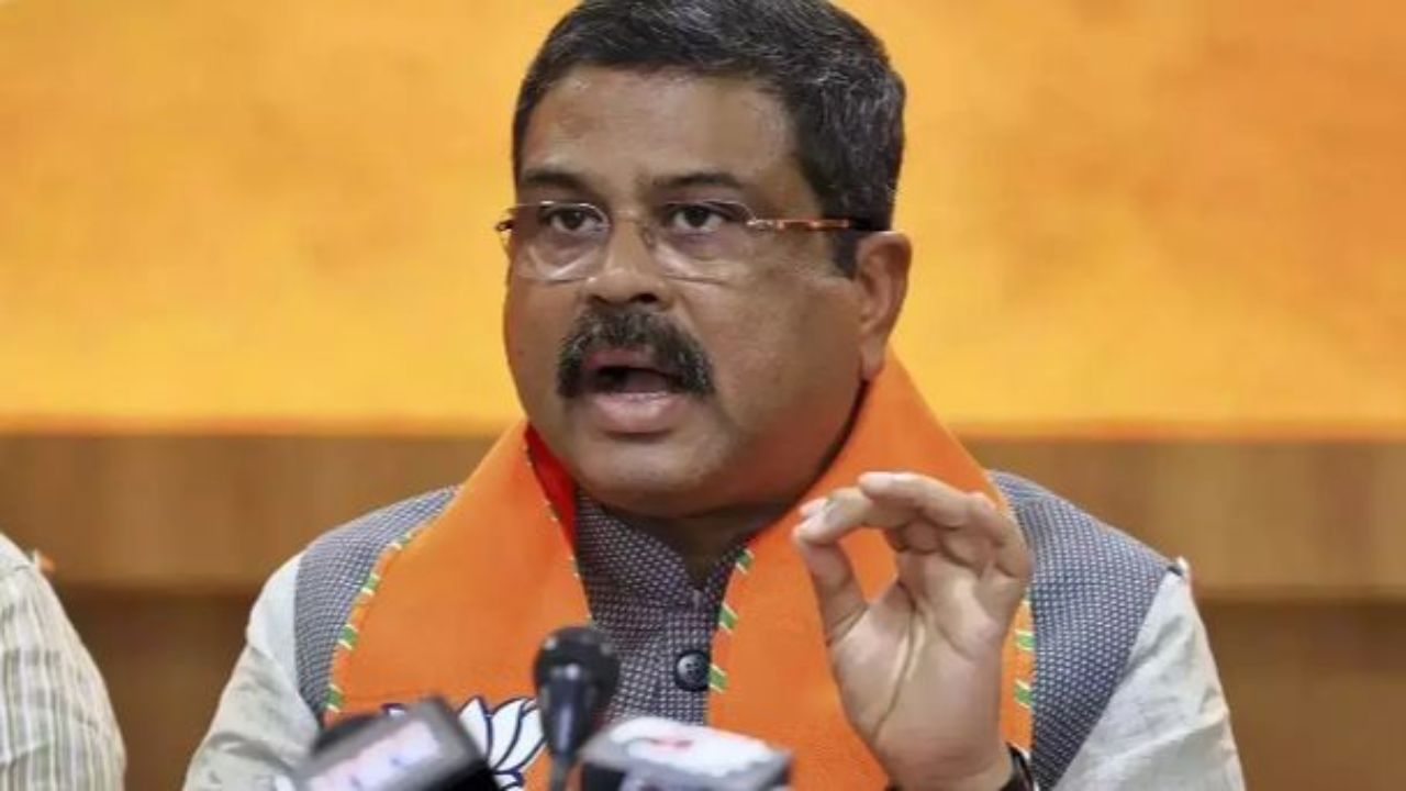 मार्च 2018 में मध्यप्रदेश से राज्यसभा सांसद चुने गए धर्मेंद्र प्रधान को भारतीय जनता पार्टी के सबसे भरोसेमंद और अनुभवी रणनीतिकारों में गिना जाता है। छात्र जीवन से शुरू हुआ उनका यह लंबा राजनीतिक सफर अब एक नए मोड़ पर आकर खड़ा हो गया है। (Img- Pinterest)