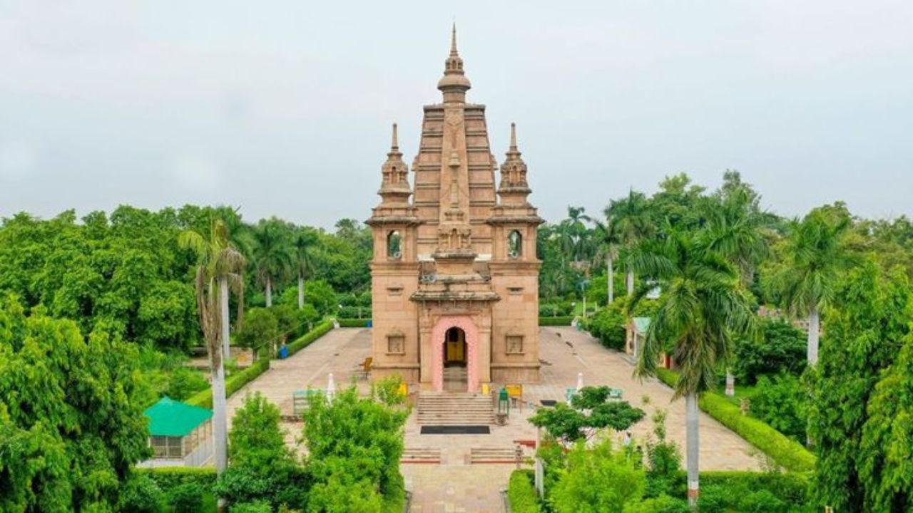 चौथा और अंतिम स्थल बौद्ध धर्म का प्रसिद्ध केंद्र सारनाथ है। वाराणसी से थोड़ी दूरी पर स्थित यह स्थान भगवान बुद्ध की शिक्षाओं को दर्शाता है। यहाँ के विशाल स्तूप और हरे भरे बगीचों का शांत वातावरण ध्यान लगाने के लिए सबसे बेहतर माना जाता है। यहां आकर हर इंसान को अद्भुत मानसिक शांति और नया जीवन प्राप्त होता है। (Img- Pinterest)