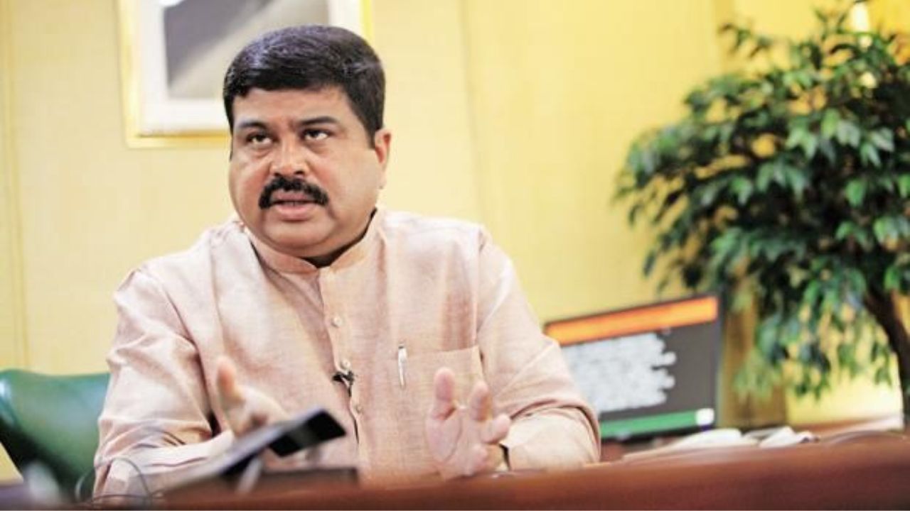नरेंद्र मोदी सरकार के 12 साल के कार्यकाल में पहली बार किसी केंद्रीय मंत्री ने अपने पद से इस्तीफा दिया है। 25 जुलाई 2026 को केंद्रीय शिक्षा मंत्री धर्मेंद्र प्रधान का यह इस्तीफा सरकार के लिए एक बड़े राजनीतिक घटनाक्रम के रूप में देखा जा रहा है। (Img- Pinterest)