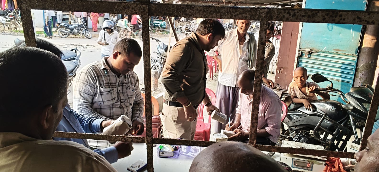 महराजगंज में पनीर की दुकान पर फूड विभाग का बड़ा छापा! सैंपल सीज, लाइसेंस न मिलने पर शुरू हुई कार्रवाई