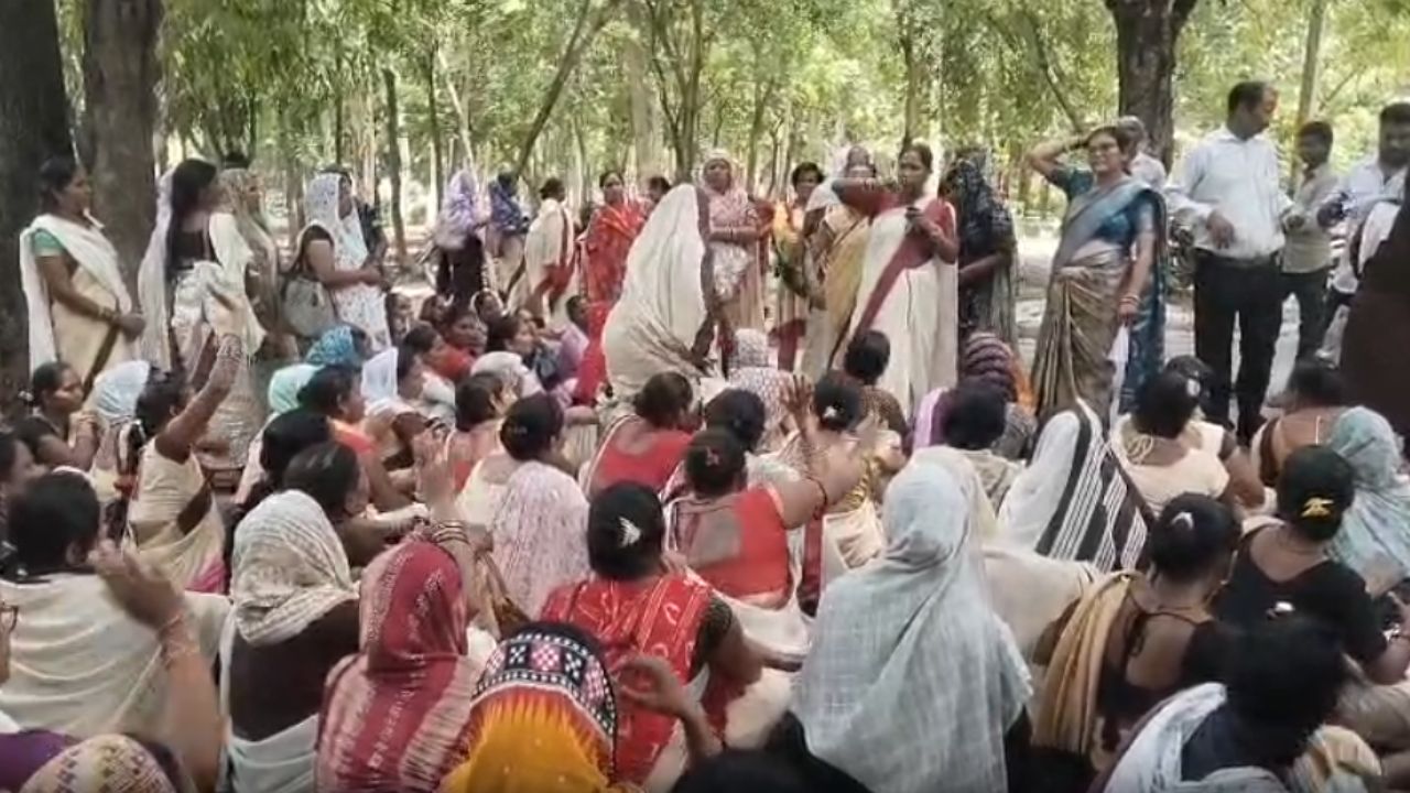 ‘हक दो या गद्दी छोड़ो’: फतेहपुर में आशा कार्यकर्ताओं ने बुलंद की आवाज, राज्य कर्मचारी के दर्जे पर अड़ीं