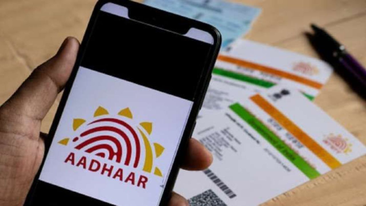 ना लंबी लाइन, ना दूर जाने का झंझट: UP सरकार ने ग्रामीणों के घर के पास पहुंचाई आधार सेवा