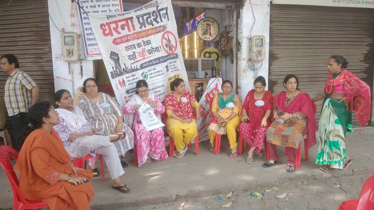 महिलाओं की जिद के आगे शराबियों के छूटे पसीने, रात 10 बजे तक ठेके पर डटी रहीं, एक भी बूंद शराब नहीं बिकने दी
