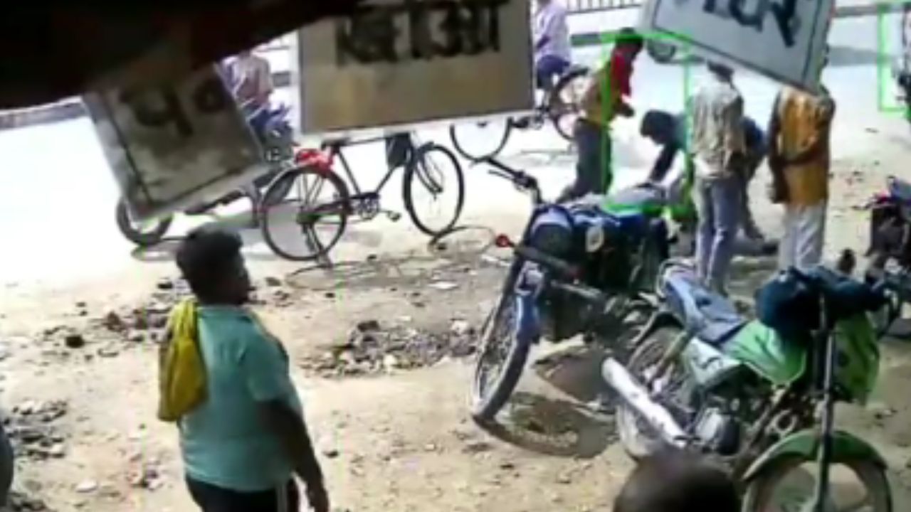 आगरा में ठेके के बाहर बुलेट सवार बदमाशों का तांडव, युवक को बीच सड़क पर बेरहमी से पीटा, मूकदर्शक बनी रही भीड़
