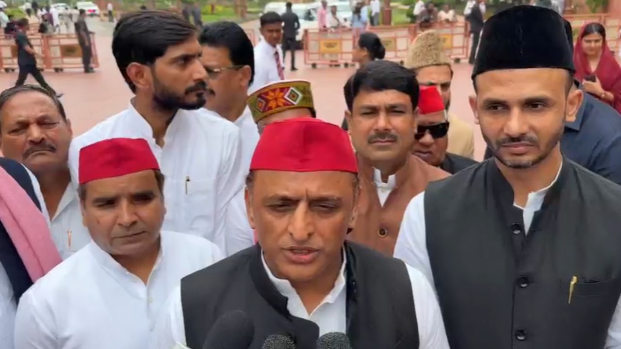 संसद में युवाओं के मामले पर गुस्साये अखिलेश यादव, बोले- BJP सरकार की तरह नहीं, अहंकार की तरह काम कर रही है