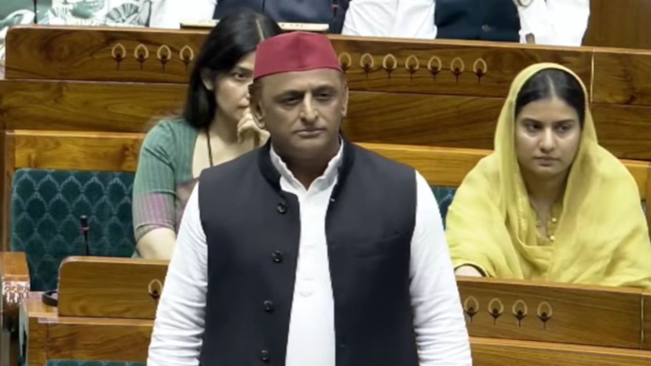 ‘एक प्रधान हटाकर प्रधानमंत्री को बचा लिया’, संसद में अखिलेश यादव का बड़ा हमला; पेपर लीक से शिक्षा व्यवस्था तक सरकार को घेरा