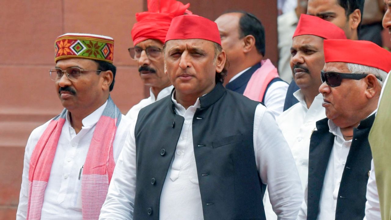 संसद से सड़क तक सपा का प्रदर्शन, राम मंदिर चढ़ावा मामले में भाजपा पर साधा निशाना