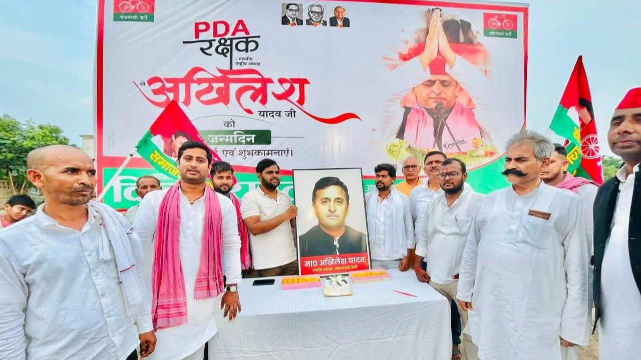 Deoria: अखिलेश यादव के जन्मदिन की पूर्व संध्या पर सपा कार्यकर्ताओं ने काटा केक