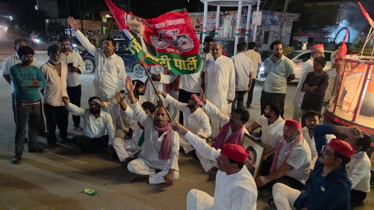 महराजगंज में अखिलेश यादव की हिरासत के खिलाफ पूर्व मंत्री सुशील टिबडेवाल के नेतृत्व में सपाइयों का प्रदर्शन