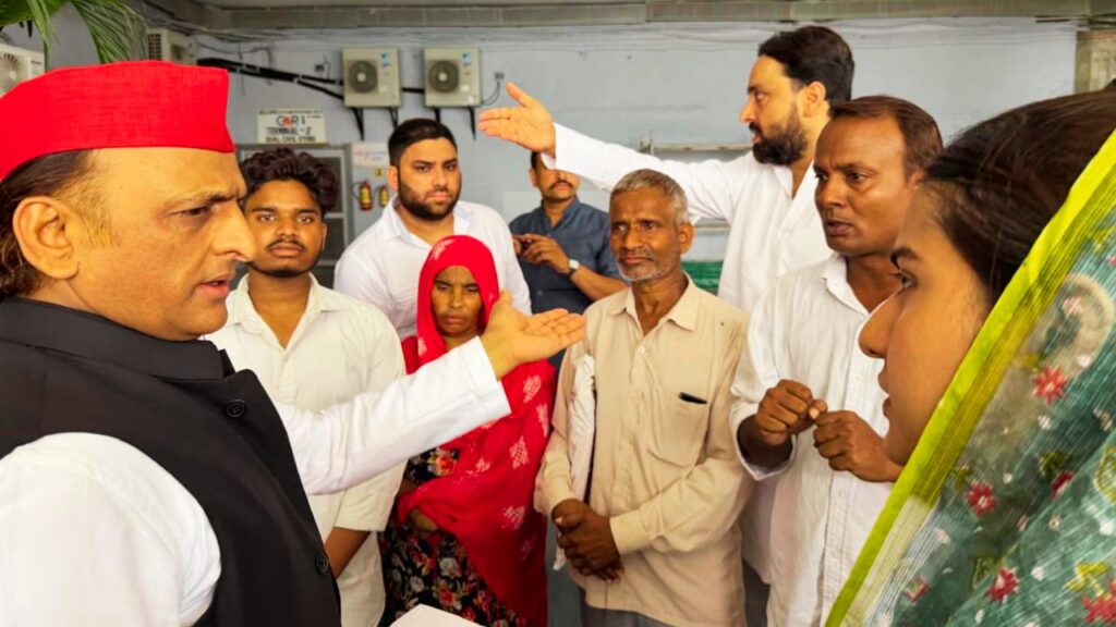 Akhilesh Yadav met the family of Lalita Gautam Meerut 