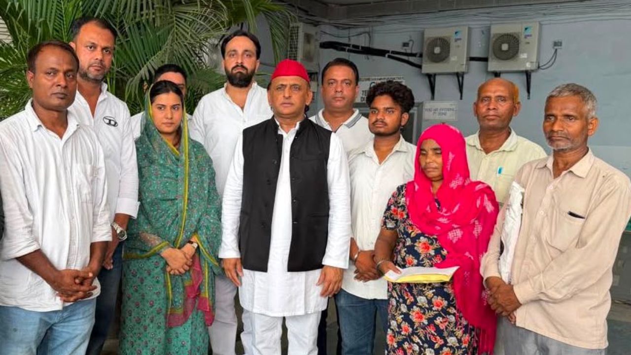 डाइनामाइट न्यूज़ की खबर पर लगी मुहर: ललिता गौतम के परिजनों से मिले अखिलेश यादव, मेरठ छात्रा हत्याकांड पर भाजपा पर साधा निशाना