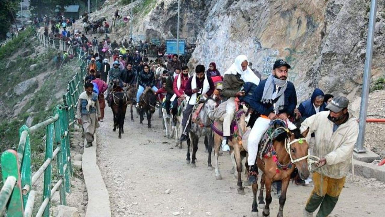 बाबा बर्फानी के भक्तों से शिवमय हुआ जम्मू: रघुनाथ मंदिर से लेकर रणबीरेश्वर तक लगीं लंबी कतारें, टूट गए सारे रिकॉर्ड!