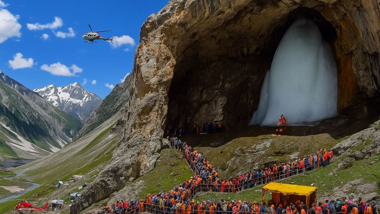 Amarnath Yatra 2026: बारिश और कोहरे को मात देकर गुफा पहुंचे श्रद्धालु, पहले जत्थे ने किए बाबा बर्फानी के दिव्य दर्शन