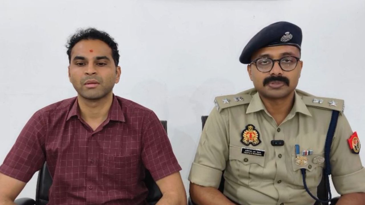 Deoria: अंबेडकर प्रतिमा विवाद में ढिलाई पड़ी भारी, देवरिया में हल्का इंचार्ज और लेखपाल समेत 5 निलंबित