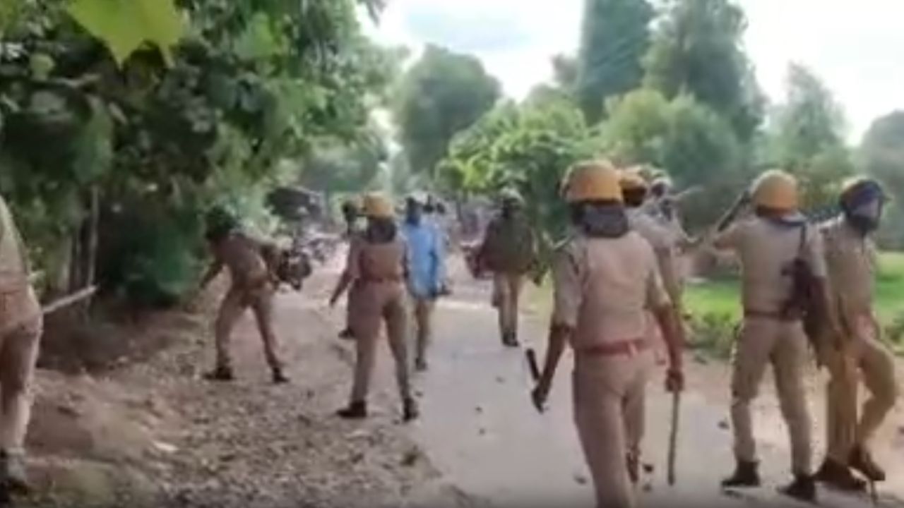 Clash in Deoria: देवरिया में बड़े बवाल के बीच पथराव, कई पुलिसकर्मी घायल