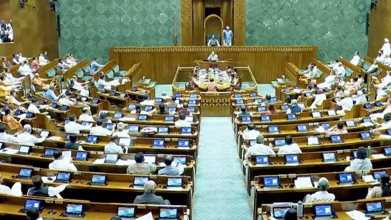 विपक्ष के हंगामे के बीच लोकसभा से पास हुआ एंटी पेपर लीक बिल; अब राज्यसभा की बारी