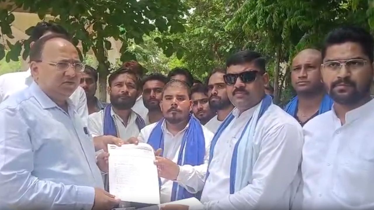 हमीरपुर में आजाद समाज पार्टी का प्रदर्शन, ललिता गौतम हत्याकांड की CBI जांच और SSP बर्खास्तगी की मांग