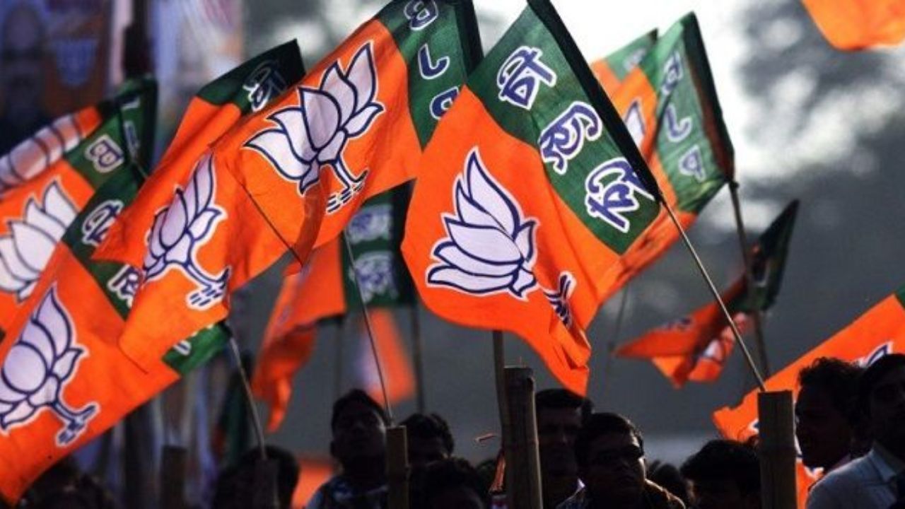 पहले रोटी मांगी… फिर देखते ही देखते बन गया रणक्षेत्र, भाजपा कार्यकर्ता के बीच चले लात-घूंसे