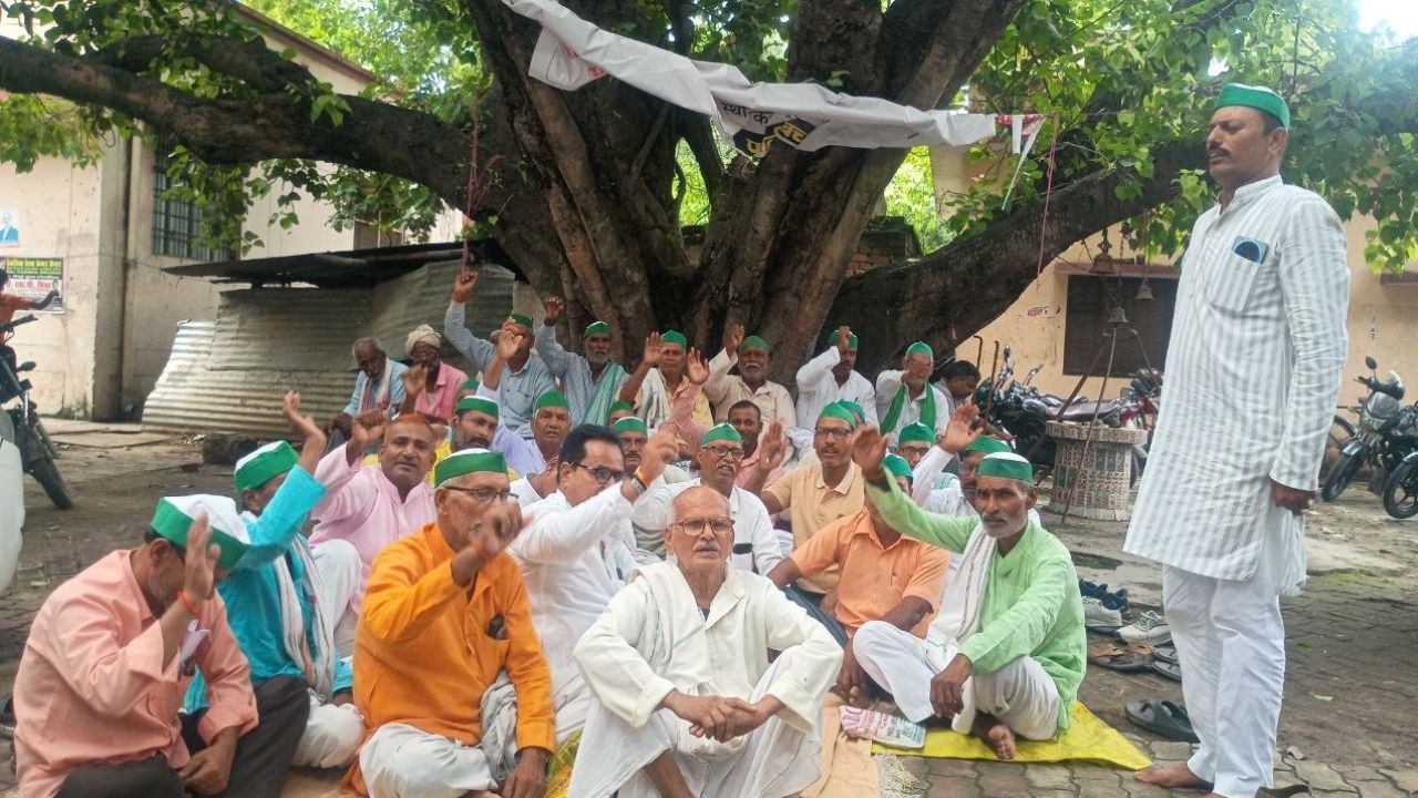 साहब! कागजी पचड़े बंद करो, किसानों को खाद दो; देवरिया में भाकियू का जोरदार प्रदर्शन, उठीं कई बड़ी मांगें