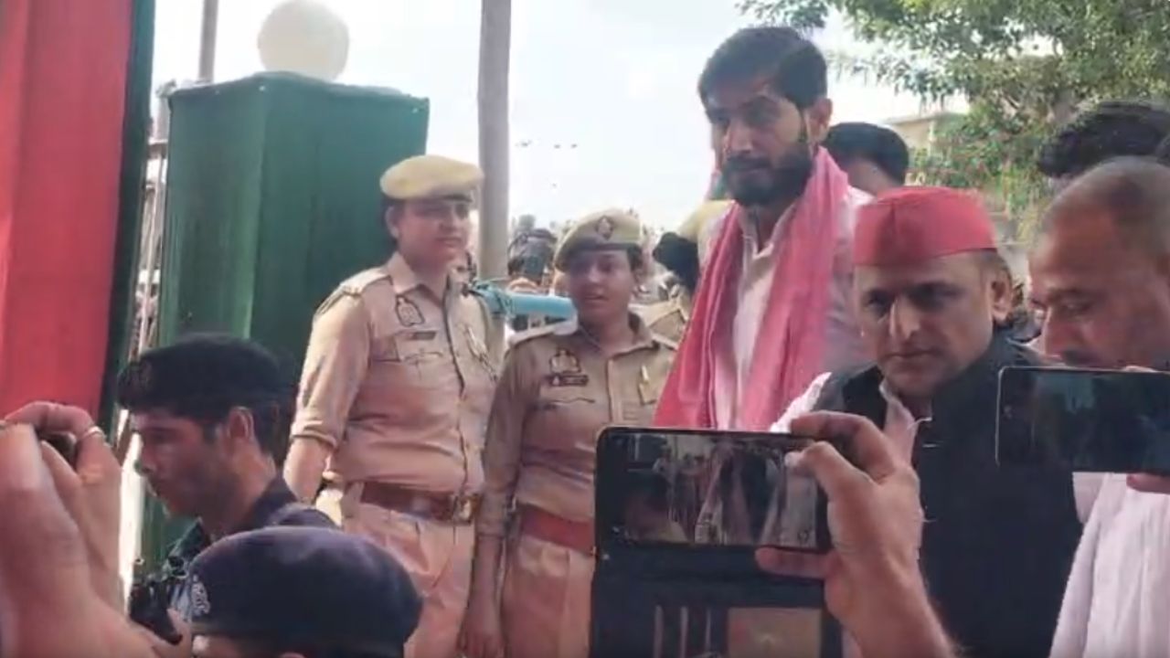 बदायूं पहुंचे अखिलेश यादव, पूर्व मंत्री ओंकार सिंह यादव को दी श्रद्धांजलि, ब्रह्मभोज में हुए शामिल