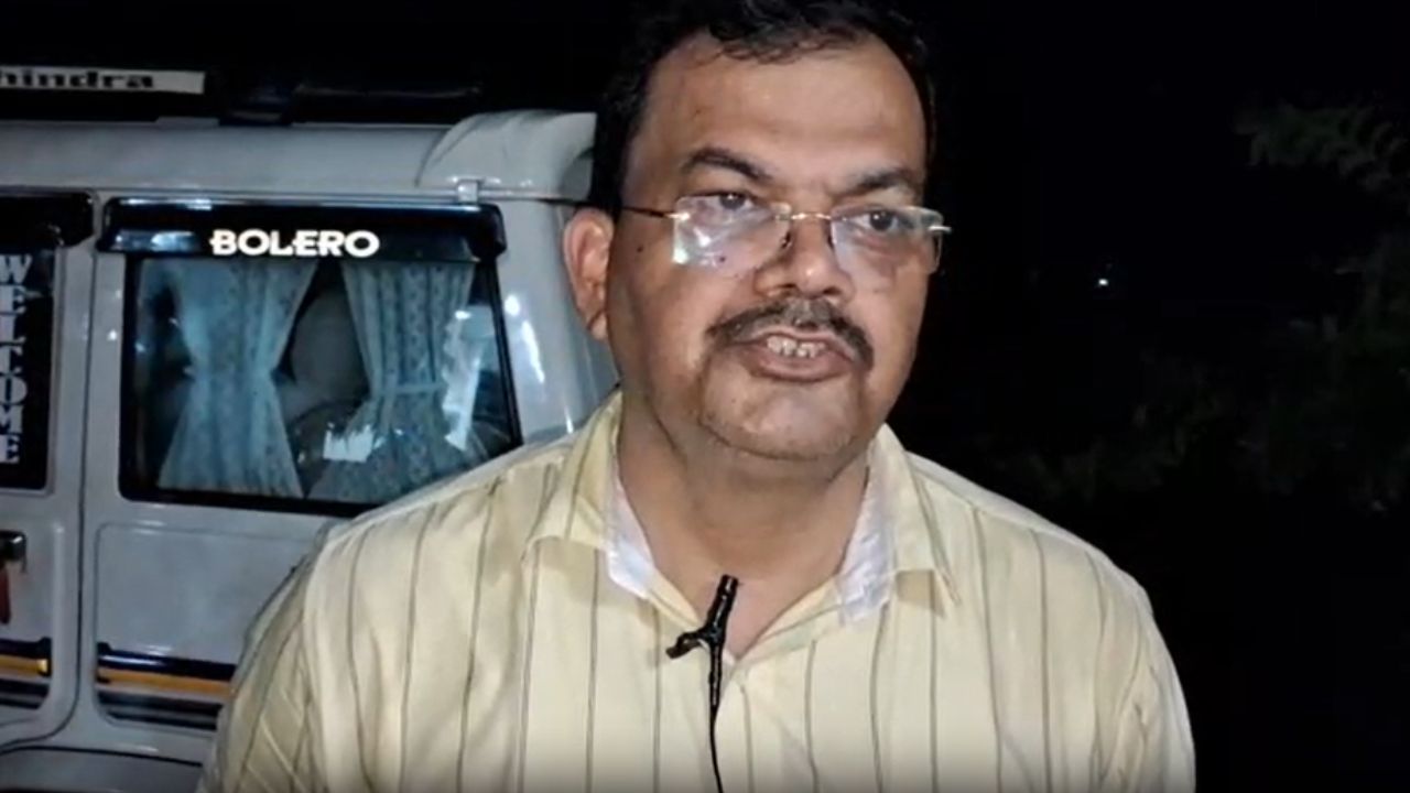 Badaun News: एक्सपायर खाद्य सामग्री से भरा गोदाम सील, रात में छापेमारी से हड़कंप; CCTV और DBR जांच के दायरे में