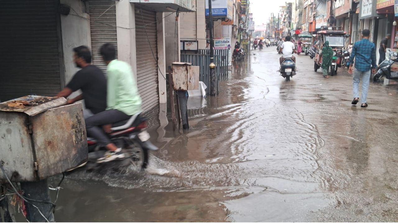 12 घंटे की बारिश ने बदायूं को बना दिया ‘समंदर’! घरों में घुसा पानी, सड़कों पर थमी जिंदगी