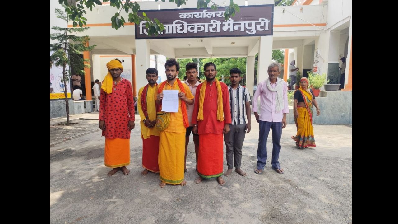 मैनपुरी में भगवान के रास्ते पर सिस्टम का ताला बालाजीधाम का चकरोड दबंगों ने काटा, भड़के पुजारी