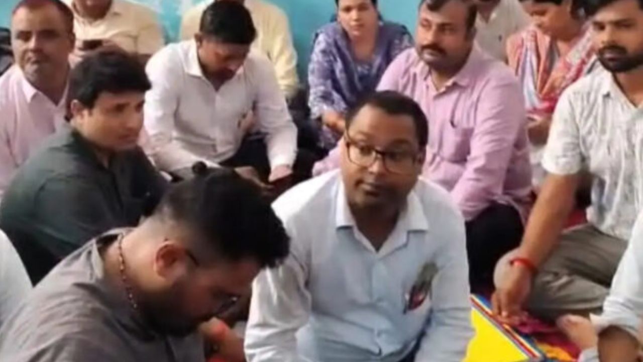 बलरामपुर सदर तहसील में लेखपालों का बेमियादी धरना, एसडीएम पर अभद्रता का आरोप; राजस्व कार्य ठप