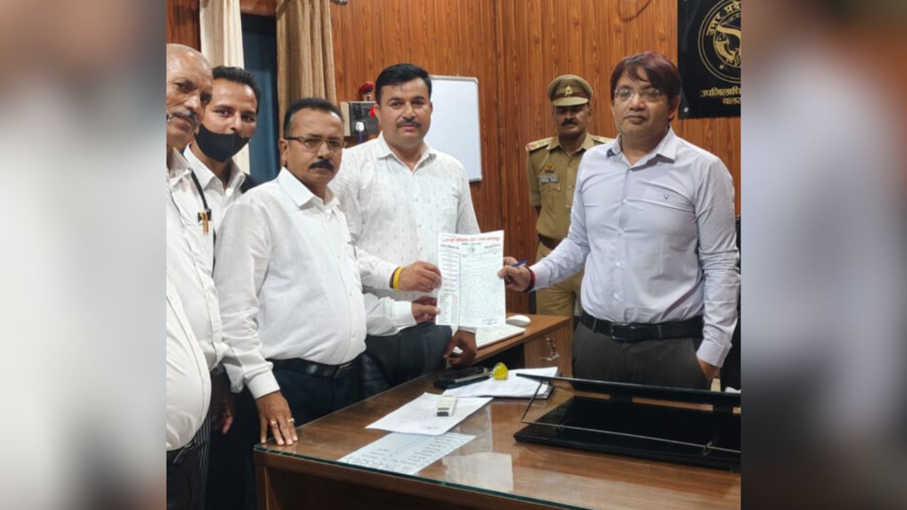पैमाइश के बदले मांगी जा रही मोटी रकम, अधिवक्ताओं ने कार्रवाई की मांग उठाई