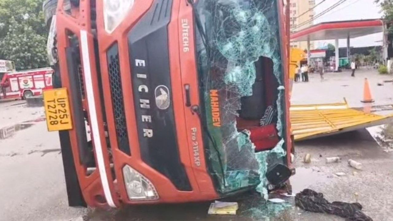 बरेली में बारिश के बीच बेकाबू होकर पलटा सीएनजी टैंकर, मची अफरा-तफरी, बिजली बंद कर इलाका किया सील