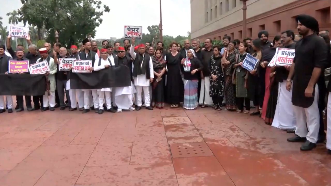 Monsoon Session: संसद में दिखा अनोखा प्रदर्शन, काले कपड़ों में बोले विपक्षी सांसद- आवाज़ दबाने की कोशिश