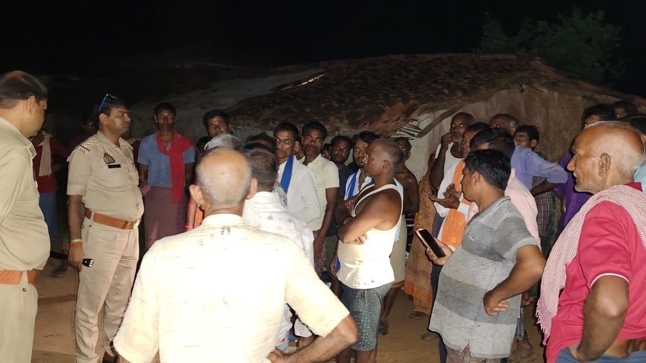 Sonbhadra News: ससुराल से लौटने के बाद कच्चे मकान में फांसी पर झूला युवक, जमुआल गांव में पसरा सन्नाटा