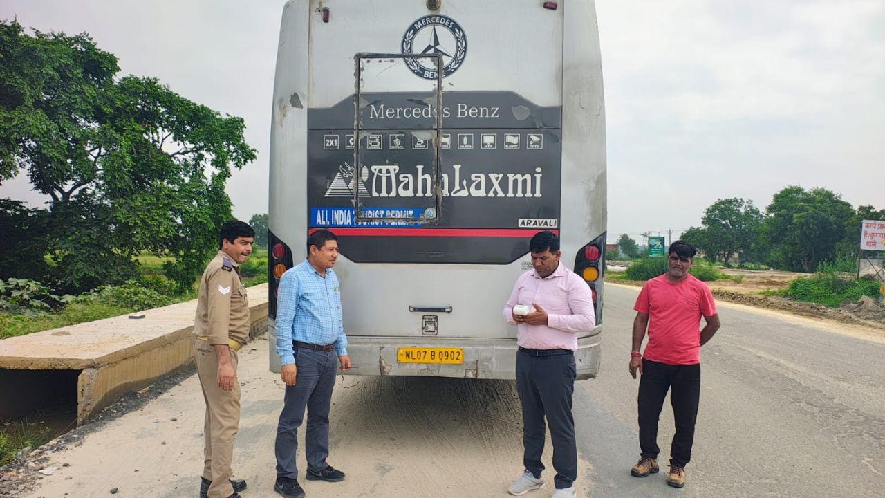 बदायूं की सड़कों पर दौड़ रही थीं अनधिकृत बसें, चेकिंग में खुला बड़ा राज