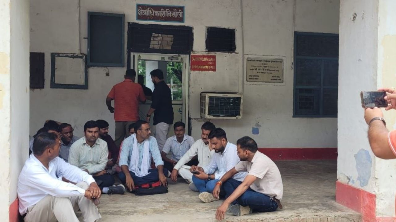बदायूं में बड़ा बवाल: “CO ने गाली दी और जूता दिखाकर…”, आरोप लगाकर दफ्तर के बाहर धरने पर बैठे सचिव