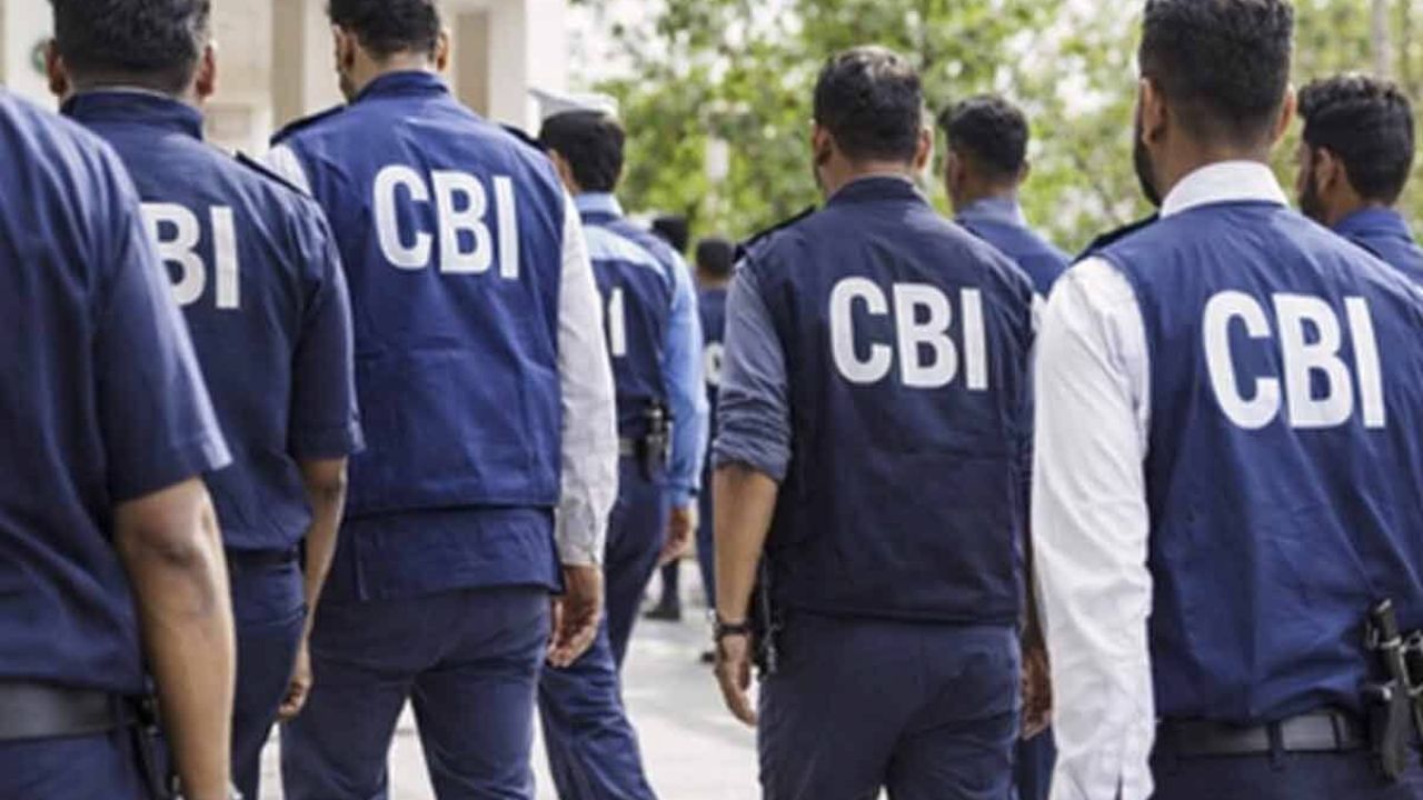 दफ्तर में चल रहा था घूसखोरी का खेल! जानिए CBI ने कैसे रंगे हाथ दबोचा वाराणसी रेलवे का बड़ा अफसर?