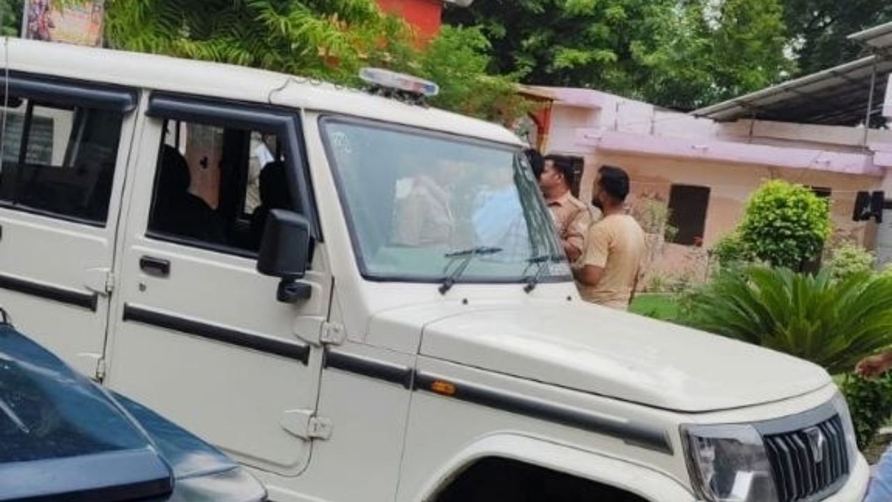रिटायर्ड नर्स की पेंशन फाइल के बदले मांगी रिश्वत; अयोध्या एंटी-करप्शन टीम ने बिछाया जाल, क्लर्क गिरफ्तार