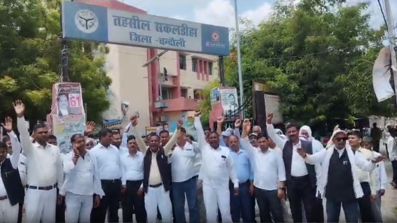 Chandauli News: अधिवक्ता उपेंद्र सिंह से बदसलूकी पर भड़के कोर्ट के सूरमा, प्रशासन ने ऐसे शांत कराया वकीलों का गुस्सा