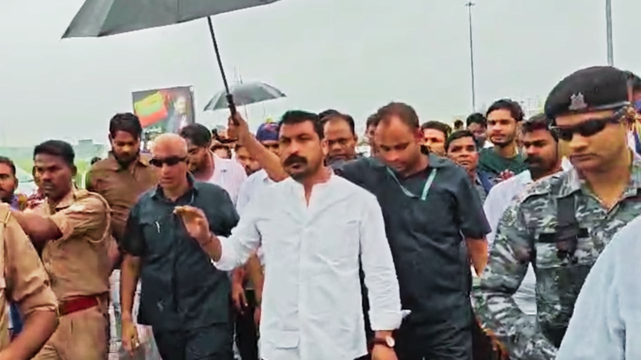 मुजफ्फरनगर में हंगामा: इंस्पेक्टर धर्मवीर सिंह ने जोड़े हाथ, सांसद चंद्रशेखर आजाद ने पढ़ाया कानून का पाठ