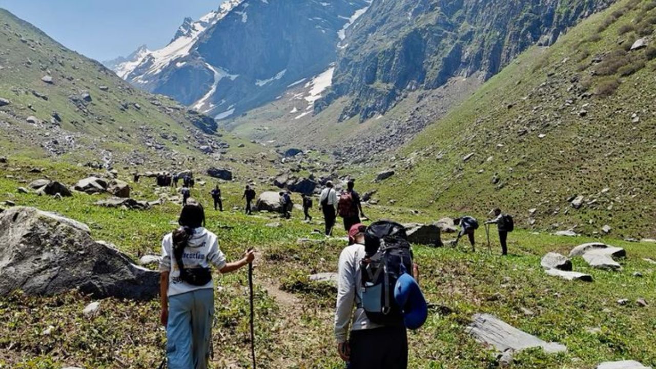 उत्तराखंड के पिथौरागढ़ जिले में स्थित चौकोड़ी एक बेहद शांत और खूबसूरत हिल स्टेशन है। यह जगह व्यावसायिक पर्यटन की भीड़भाड़ से बिल्कुल दूर है। यहां चारों तरफ फैले चाय के बागान और नंदा देवी, पंचाचूली पर्वत श्रृंखलाओं का विहंगम दृश्य आपको मंत्रमुग्ध कर देगा। सुबह की धूप जब बर्फीली चोटियों पर पड़ती है, तो लगता है जैसे आप जन्नत में आ गए हैं। (Img- Pinterest)