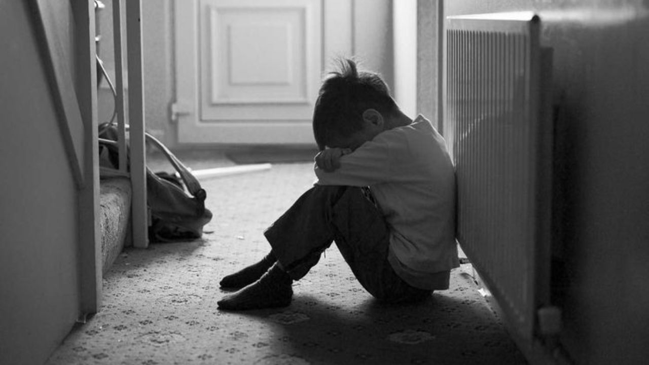 बांदा में तड़पते छोटे भाई को बचाने दौड़ी 5 साल की बहन, करंट की चपेट में आने से दोनों मासूमों की मौत