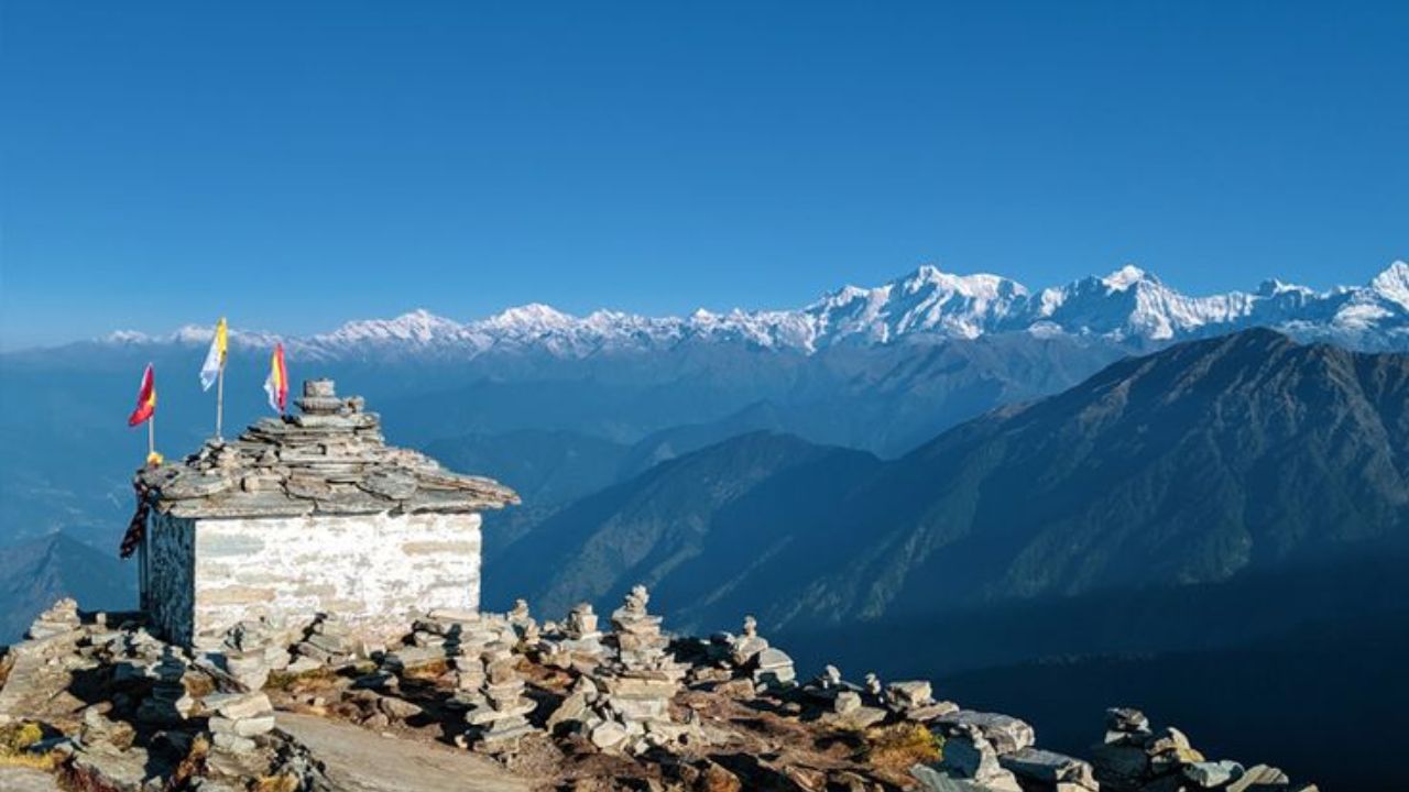 गढ़वाल हिमालय के आंचल में स्थित चोपता को 'भारत का मिनी स्विट्जरलैंड' भी कहा जाता है। मखमली घास के मैदान और बुग्याल इस जगह की खूबसूरती में चार चांद लगाते हैं। देवदार के घने जंगलों से घिरा यह इलाका प्रकृति प्रेमियों और शांति की तलाश करने वालों के लिए किसी वरदान से कम नहीं है। यहां की ताजी हवा और हरियाली मन को असीम सुकून देती है। (Img- Pinterest)