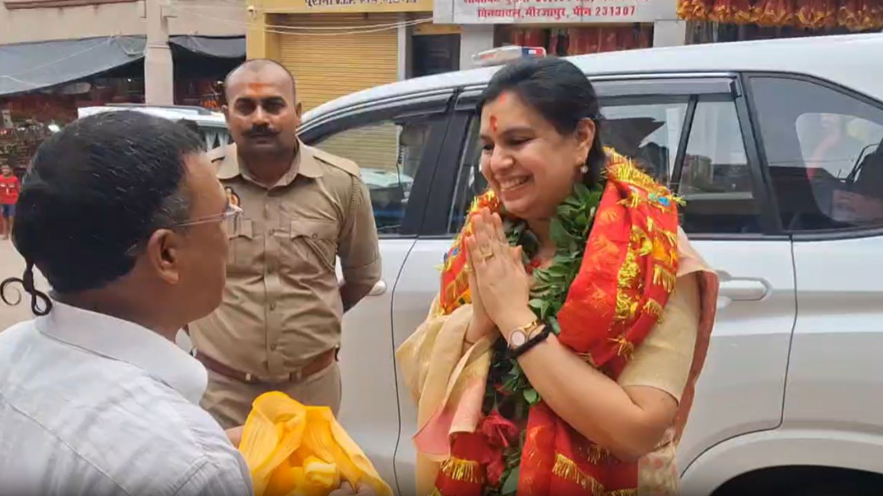 पद बदला पर नहीं बदला लोगों का प्यार, मिर्जापुर में क्यों आज भी गूंजता है इस महिला IAS का नाम?