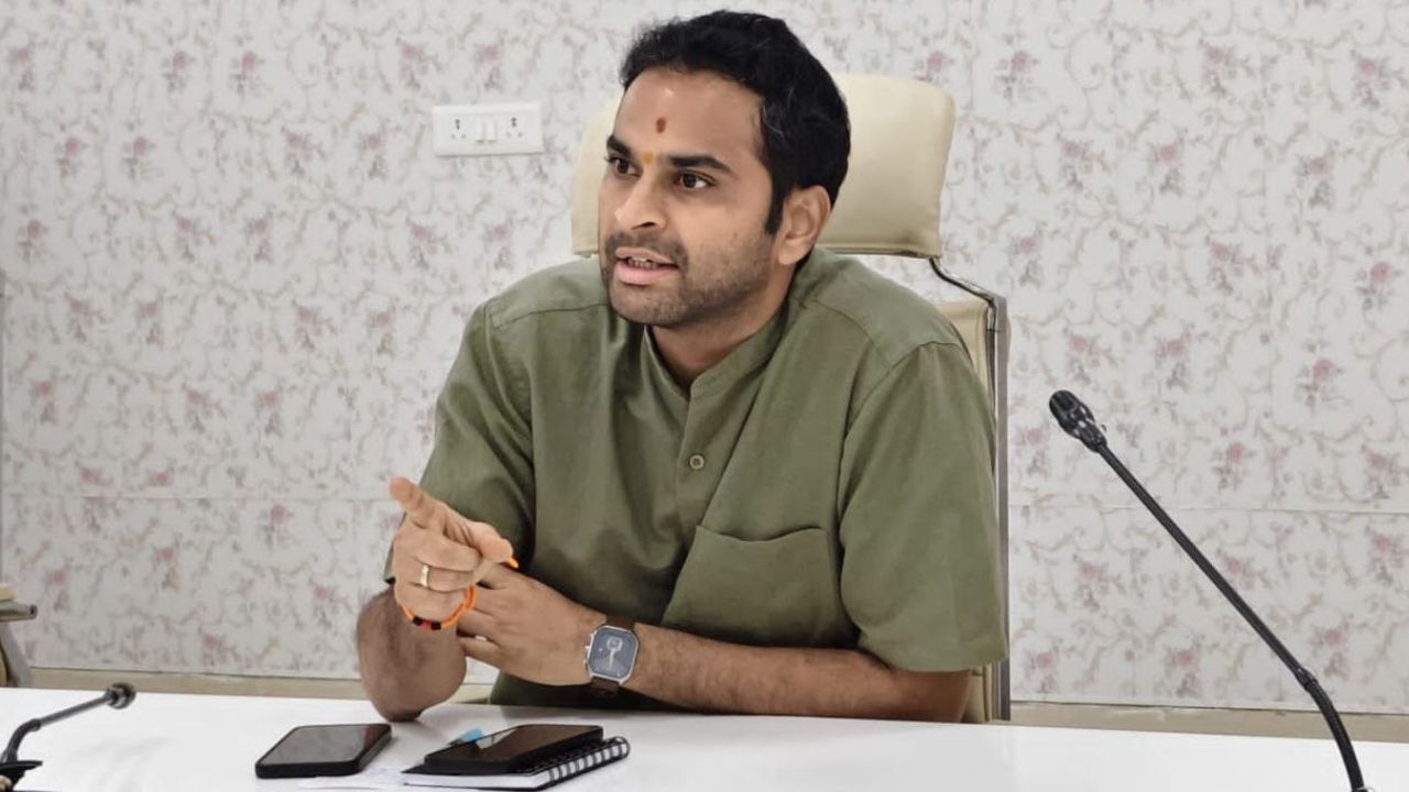 देवरिया ट्रॉमा सेंटर निर्माण में देरी पर डीएम सख्त, कार्यदायी संस्था के खिलाफ कार्रवाई के निर्देश