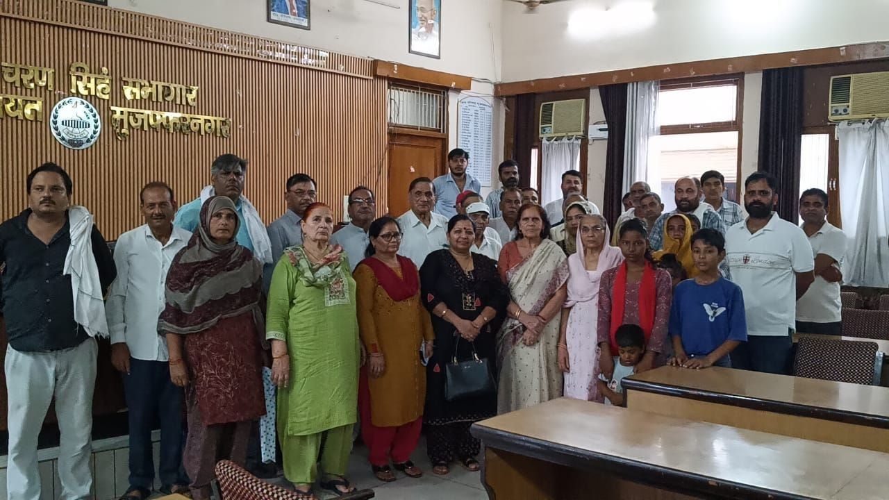 सड़कें बन गईं जागीर! मुजफ्फरनगर में रास्ता बंद होने से बुजुर्गों का फूटा गुस्सा, DM ऑफिस पर किया जोरदार प्रदर्शन