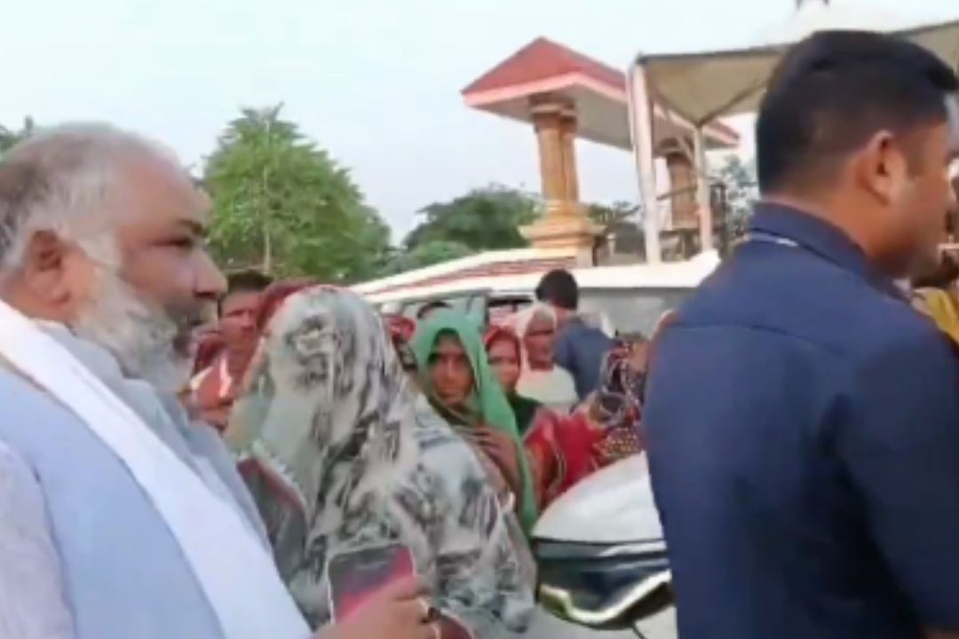 बलिया में घिरे परिवहन मंत्री दयाशंकर सिंह : महिलाओं ने रोका काफिला, पूछा- वादा कब होगा पूरा?