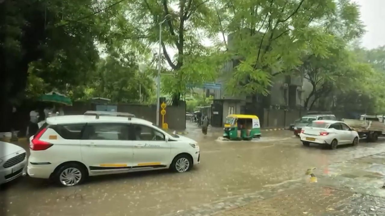 Video: पानी-पानी हुई राजधानी दिल्ली; चंद घंटों की बारिश ने खोली NDMC और MCD के दावों की पोल