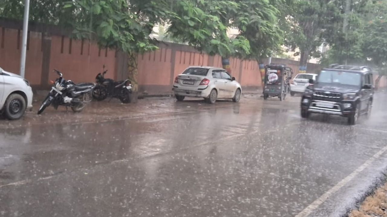 Weather Update: नोएडा-दिल्ली समेत पूरे एनसीआर में झमाझम बारिश, तापमान 31 डिग्री तक गिरा